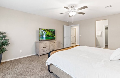 Biggs Field House | Amazing house with beautiful backyard and comfortable king size bed