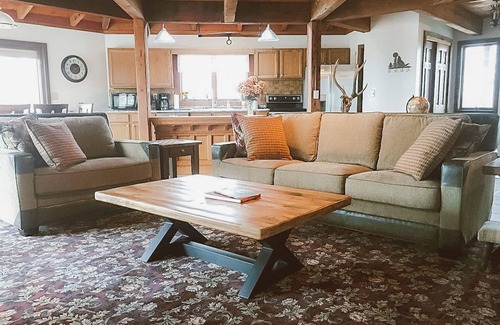 Elizabeth House | amazing house, with10 mile views, on 300 acres near Galena Territory. Hot tub.