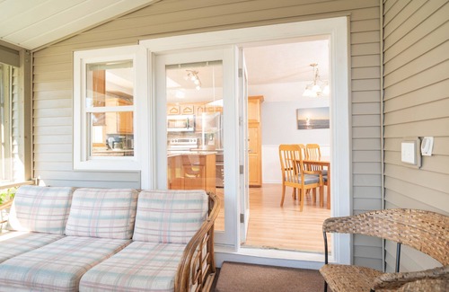 South Haven House | Amazing in ground Pool, 5 bedroom 3 bath, Short Walk to Town and Beach