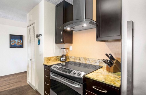 Historic Kailua Village Condo | AMAZING Kona Reef D-36, DIRECT OCEANFRONT-TOP FLOOR PENTHOUSE, AIR CONDITIONING!