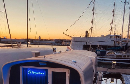 Centrum Boat Rental | Amazing location! Cozy houseboat in the heart of central Gothenburg.