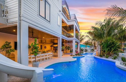 Siesta Key House | Amazing Lagoon Style Pool w/Spa/Slide-Volleyball Court-Bike to Beach/Village