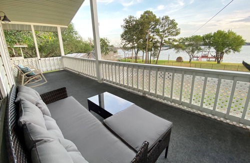 West Livingston House | AMAZING Lake Views - Modern Luxury, Pet-friendly, Cowboy Pool, 2 King Beds!