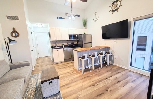 Osage Beach Condo | AMAZING LAKE VIEWS! Top Floor, remodeled w/Boat slip, Pool, Laundry