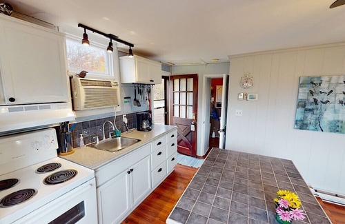 Central Huron Cottage | Amazing Lakeview-Cozy Cottage- Private Beach AccessnSleeps 6