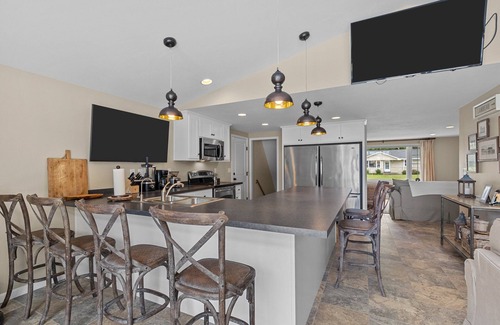 Ashwaubenon House | AMAZING LAMBEAU FIELD IN YOUR BACKYARD-RESERVE THE BEAUTIFUL STADIUM HOUSE NOW!