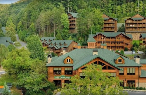 Gatlinburg Villa | Amazing large 2-bedroom villa atop the mountain. Sleeps 8, water park included.