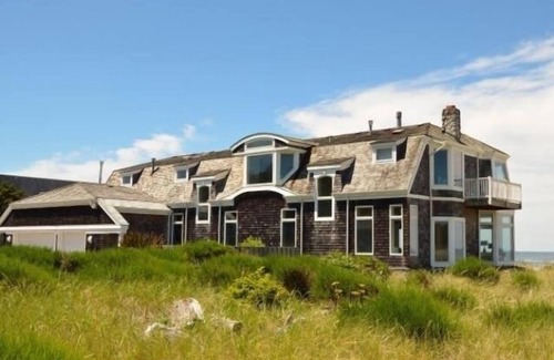 Neskowin House | Amazing Large Ocean Front Home - Direct Beach Access & Views Galore!