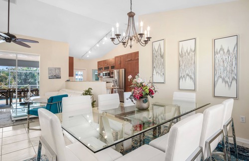 Palm River Estates House | / Amazing Location/ 10 mins away from beach and Mercato/New Diamond in Naples