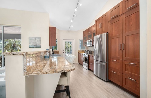 Palm River Estates House | / Amazing Location/ 10 mins away from beach and Mercato/New Diamond in Naples