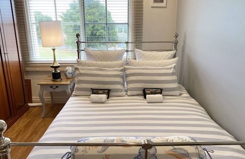 Bentleigh East House | Amazing location, clean gorgeous room FREE CONTINENTAL BREAKFAST AND TOILETRIES