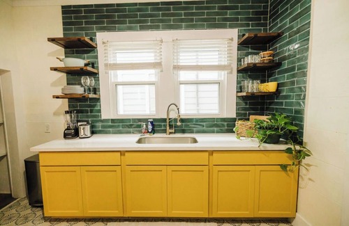 San Jacinto House | Amazing Location - Hot Tub -Walkable to beach - 2 Kitchens/2 King Bedrooms!
