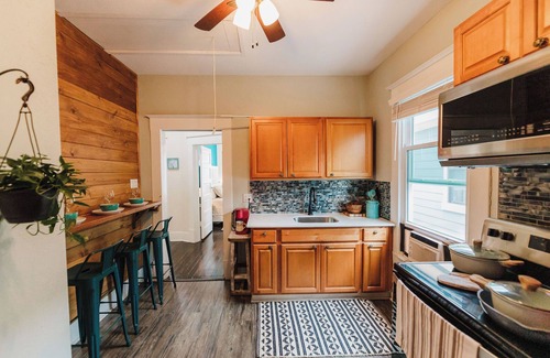 San Jacinto House | Amazing Location - Hot Tub -Walkable to beach - 2 Kitchens/2 King Bedrooms!