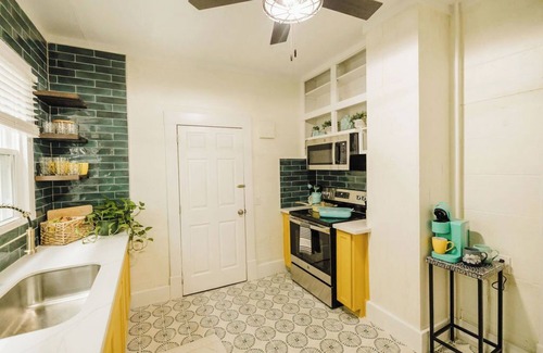 San Jacinto House | Amazing Location - Hot Tub -Walkable to beach - 2 Kitchens/2 King Bedrooms!