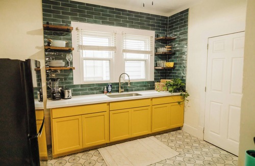 San Jacinto House | Amazing Location - Hot Tub -Walkable to beach - 2 Kitchens/2 King Bedrooms!