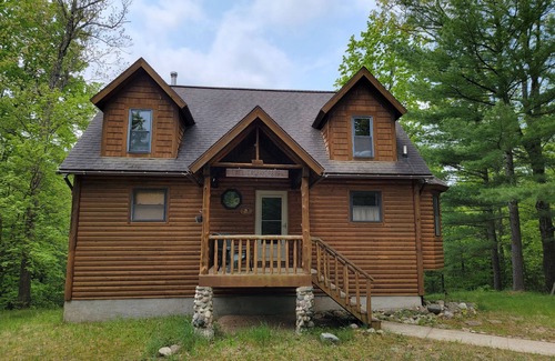 Irons Ski Chalet | Amazing location in Irons Michigan is the fabulous Cool Creek Chalet.