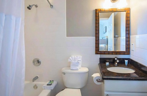 Marathon Hotel | Amazing Location in the Middle of Florida Keys! Full Kitchen! Onsite Pools