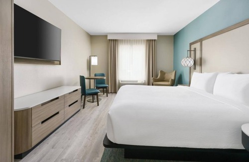 Marathon Hotel | Amazing Location! Relaxing Room, Free Breakfast, Outdoor Pool w/Fantastic View