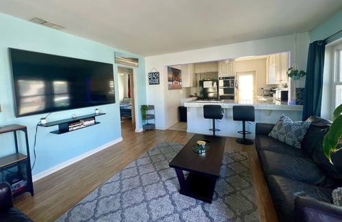 Mission Beach Bed & Breakfast | Amazing location - Steps to the Sand + Parking!