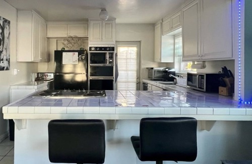 Mission Beach Bed & Breakfast | Amazing location - Steps to the Sand + Parking!