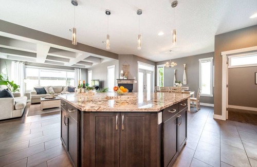 Southeast Edmonton House | ★Amazing Luxe Home★AC☀️HUGE Yard🌴FirePit🐶Friendly