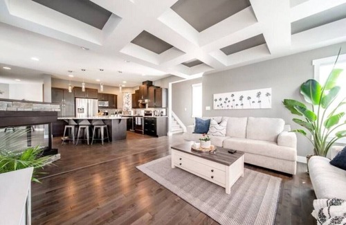 Southeast Edmonton House | ★Amazing Luxe Home★AC☀️HUGE Yard🌴FirePit🐶Friendly
