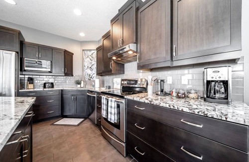 Southeast Edmonton House | ★Amazing Luxe Home★AC☀️HUGE Yard🌴FirePit🐶Friendly
