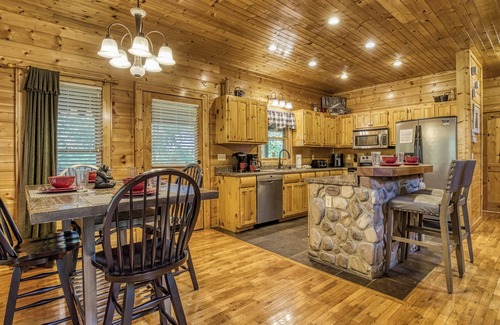 Caton Cabin | Amazing Luxury Log Cabin! Great Living Space! Mountain Views! 2 Jacuzzi Tubs!