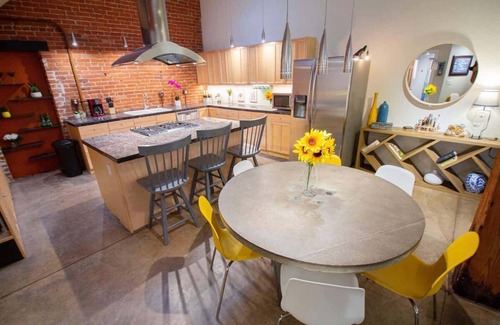 Cole House | Amazing Modern Loft in Rino Art District-Four King