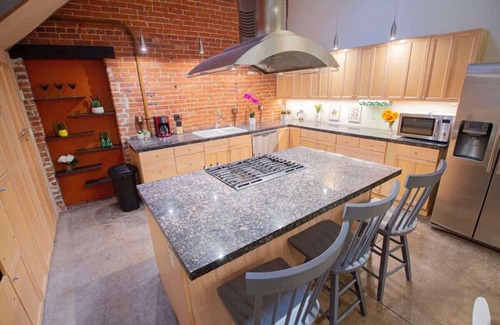 Cole House | Amazing Modern Loft in Rino Art District-Four King