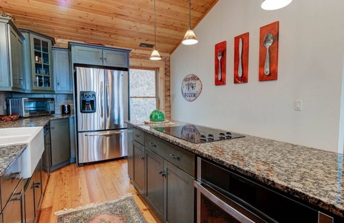 Laurel Ridge Cabin | Amazing Mountain Views ~ Black Mnt~ Asheville Cabin Hot Tub