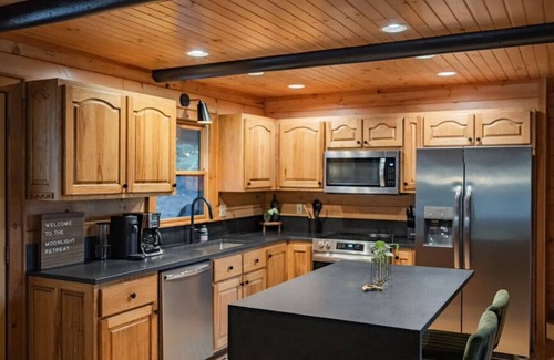 Cherry Log House | Amazing Mountain Views + Hot Tub