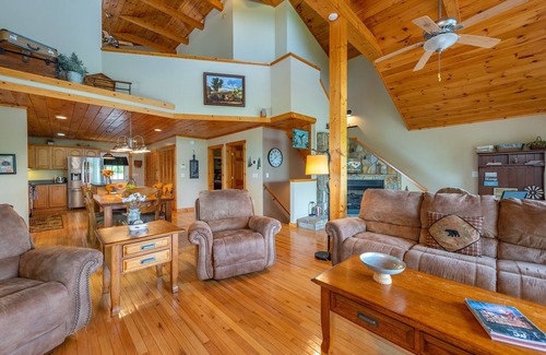 Spruce Pine Cabin | Amazing Mtn Views, Hot Tub+Fire Pit, High Speed WiFi, Gas Log Fireplace, Grill!