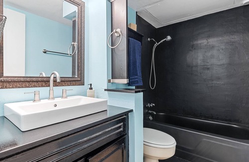 Knox - Henderson Apartment | Amazing Newly Renovated Apartment in the heart of Knox/Henderson