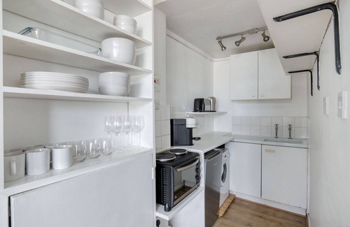 Colville Apartment | Amazing Notting Hill Studio, nr Park & Gardens, by Blueground