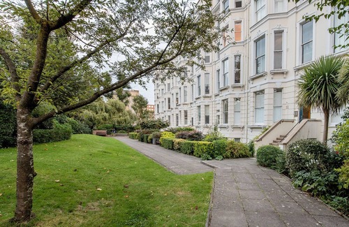 Colville Apartment | Amazing Notting Hill Studio, nr Park & Gardens, by Blueground