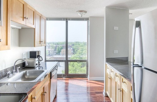 Oak Park Apartment | Amazing Oak Park 2BR w/ Lounge & Rooftop, 3 blocks to L, by Blueground