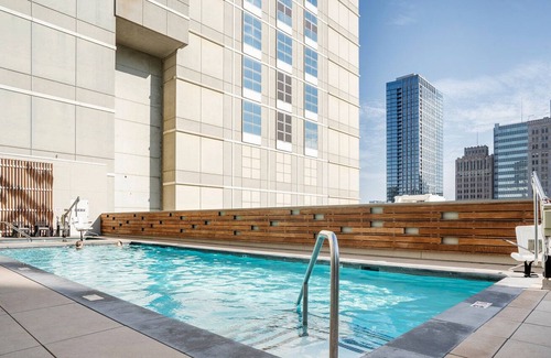 Downtown Oakland Apartment | Amazing Oakland 1BR w/ AC, W/D, Sky Deck, next to BART, by Blueground