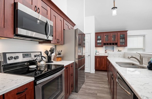 Lincoln Beach House | Amazing Ocean Front Views, Pet Friendly, Hot Tub, Jacuzzi, Fireplace, Deck w/BBQ, Steps from Ocean