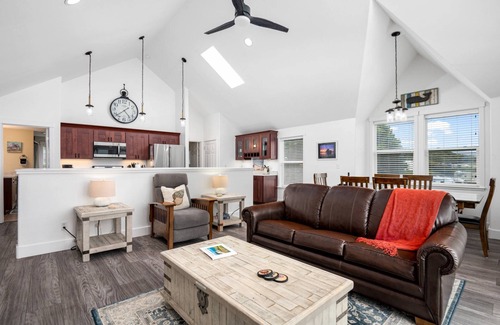 Lincoln Beach House | Amazing Ocean Front Views, Pet Friendly, Hot Tub, Jacuzzi, Fireplace, Deck w/BBQ, Steps from Ocean