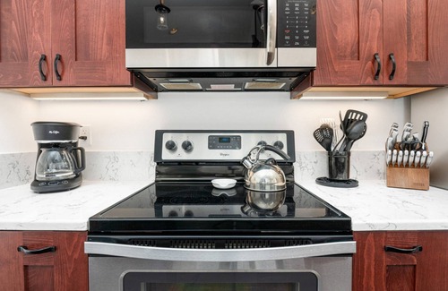 Lincoln Beach House | Amazing Ocean Front Views, Pet Friendly, Hot Tub, Jacuzzi, Fireplace, Deck w/BBQ, Steps from Ocean