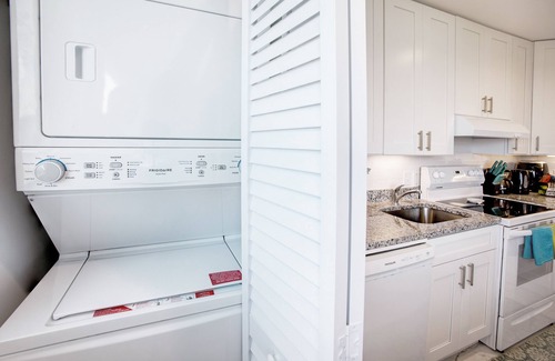 Bolongo Bay Condo | Amazing ocean view condo walking distance to Bolongo beach.
