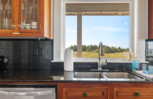 Long Beach House | AMAZING OCEAN VIEW, Pets Ok, HOT TUB, VBall, Pool & Ping Pong Table (Knole)