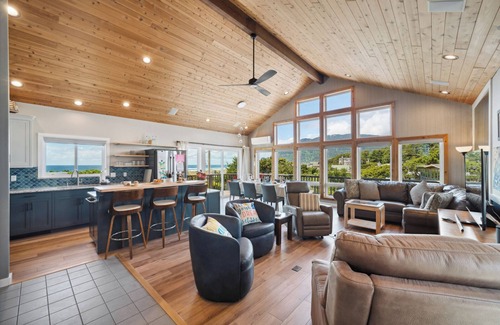 Manzanita House | Amazing Ocean Views MCA#448 -5 bedrooms/3 baths, Dogs ok, 1 blk to beach
