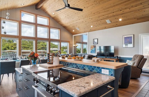 Manzanita House | Amazing Ocean Views MCA#448 -5 bedrooms/3 baths, Dogs ok, 1 blk to beach