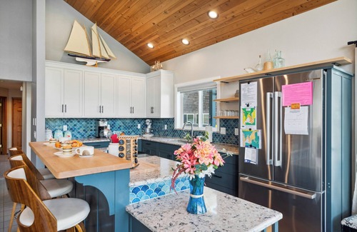 Manzanita House | Amazing Ocean Views MCA#448 -5 bedrooms/3 baths, Dogs ok, 1 blk to beach