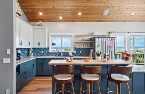 Manzanita House | Amazing Ocean Views MCA#448 -5 bedrooms/3 baths, Dogs ok, 1 blk to beach