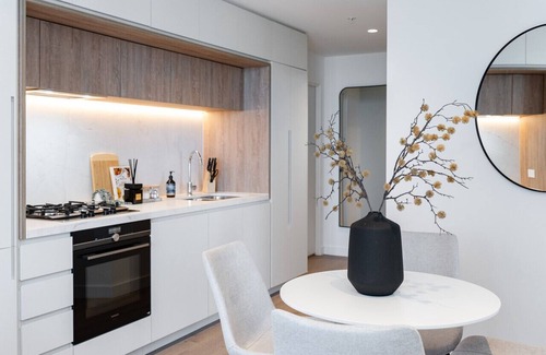 Melbourne Central Business District Apartment | Amazing Pool! | Luxe 2B2B +Pool+Gym+Sauna