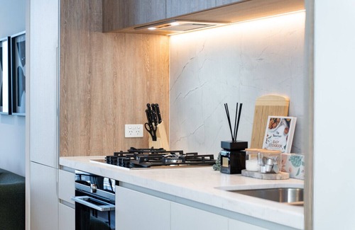 Melbourne Central Business District Apartment | Amazing Pool! | Luxe 2B2B +Pool+Gym+Sauna