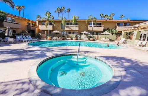 Solana Beach Apartment | Amazing Resort Condo w/tennis courts, pool, & hot tubs — 5 min from the beach!
